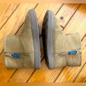 Cat & Jack boys size 11 boots.